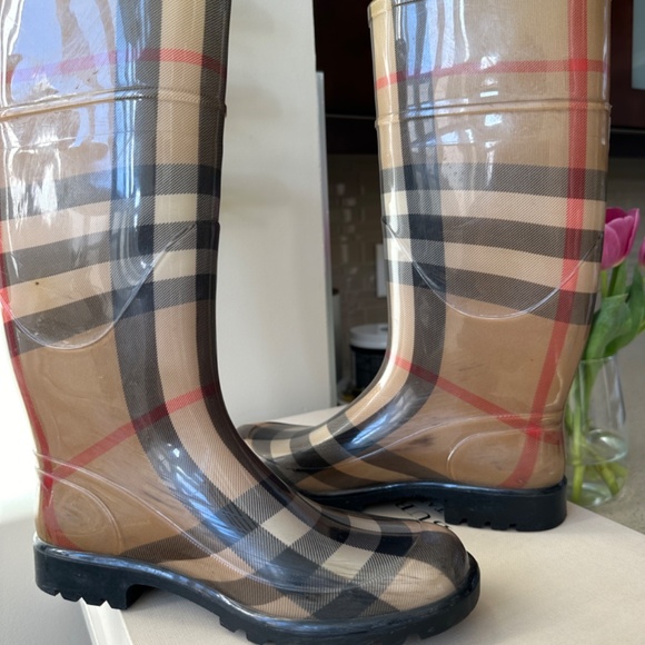 Burberry Rainboot - Size: 7.5 - Gently Used - Authentic - Picture 3 of 4